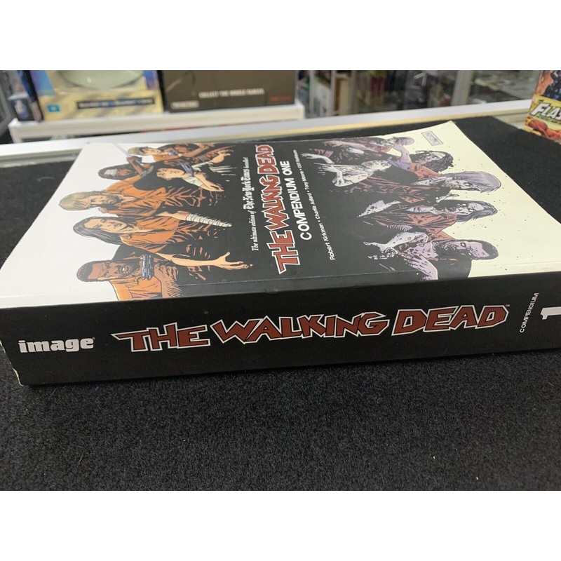 The Walking Dead Compendium Volume 1 by Robert Kirkman (Paperback, 2009) N05609