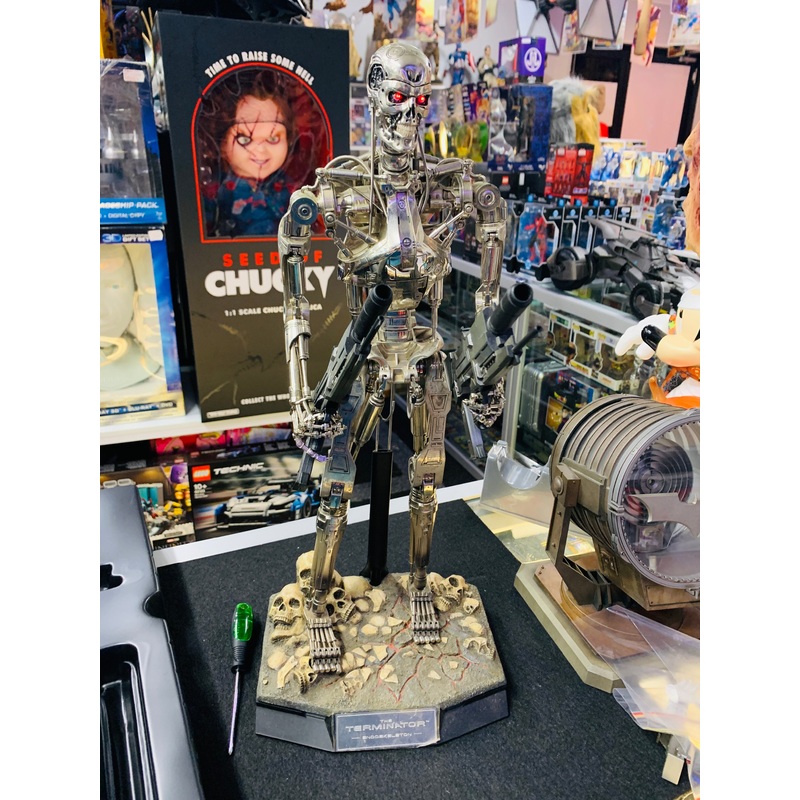 Terminator Endo skeleton hot toys sideshow have a few items to need repair subject to photos pick up only but still a masterpiece