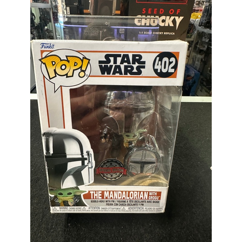 The Mandalorian With Grogu Pop Vinyl Special Edition With Pin #402 Star Wars