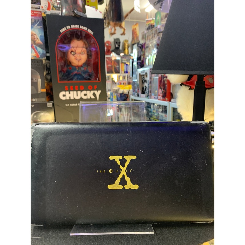 The  XFiles gold classics collection phone cards box is warm