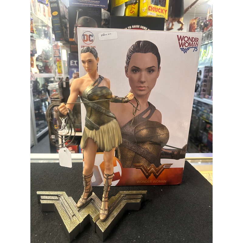 WONDER WOMAN LIMITED EDITION STATUE