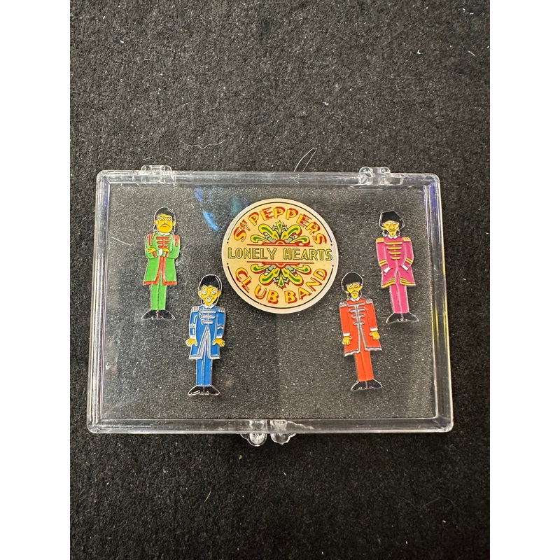 THE BEATLES SET OF PINS ST PEPPERS LONLEY HEARTS CLUB BAND