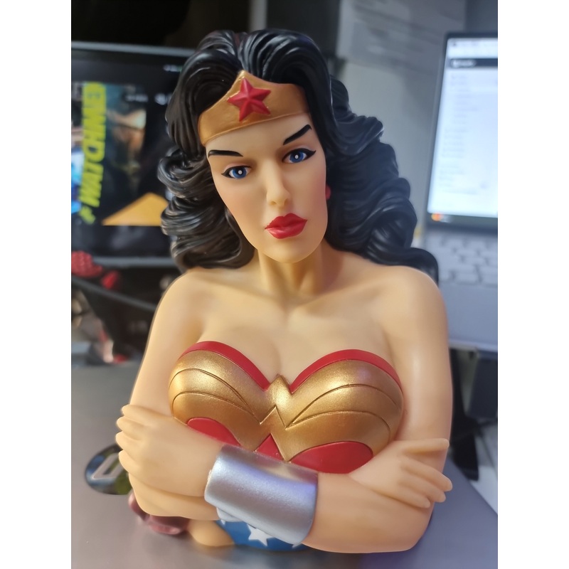 WONDER WOMAN BANK BUST