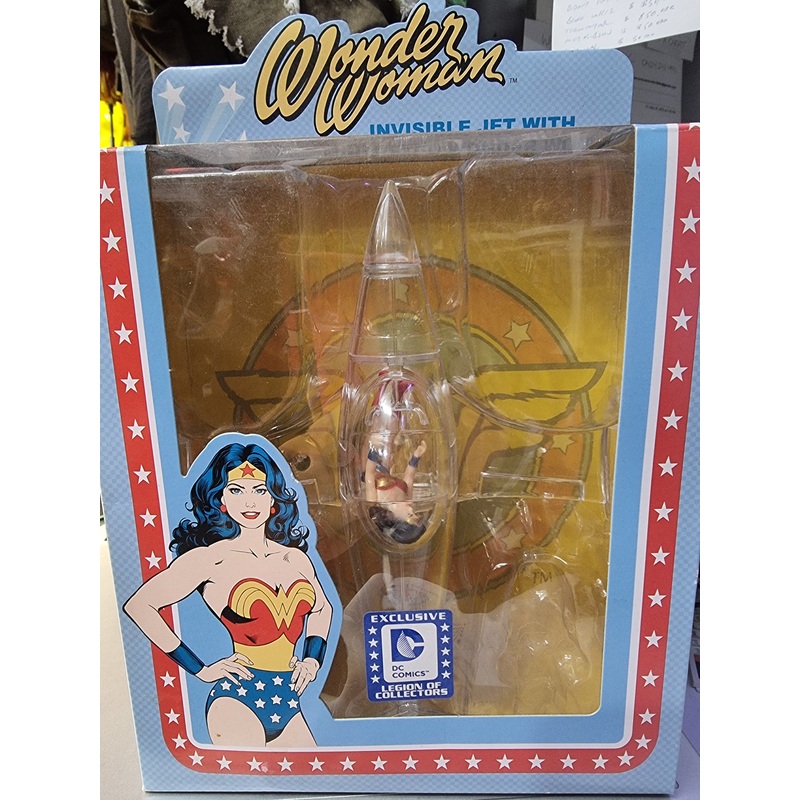 WONDER WOMAN INVISIBLE JET WITH MINI RETRO WONDER WOMAN ACTION FIGURE