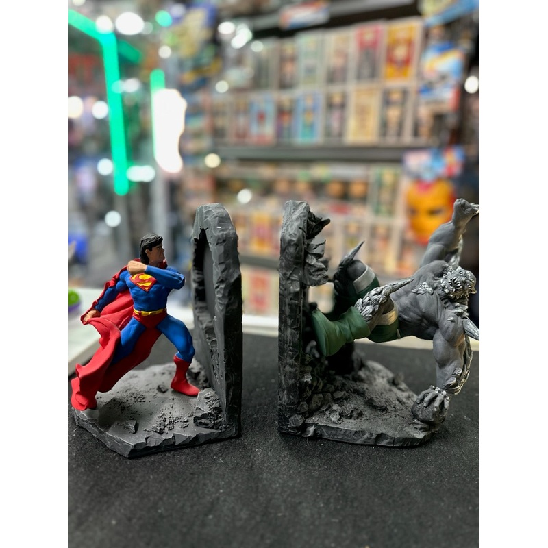 SUPERMAN vs DOOMSDAY RESIN BOOK ENDSPARQUET DC COMICS 2020/2030